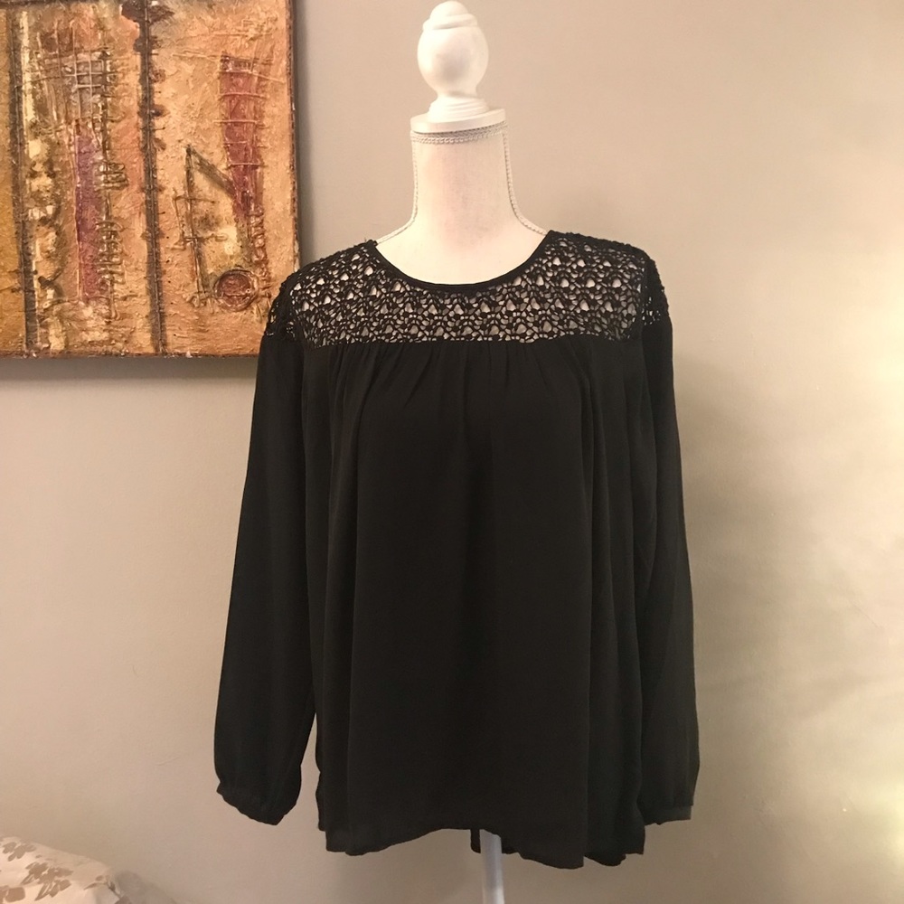 LOFT black high low shirt.